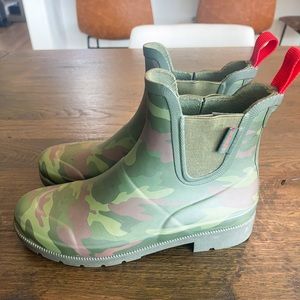 Tretorn camo women’s rain boots.